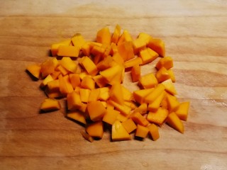 11、南瓜西米露,去皮去瓤切小丁。
