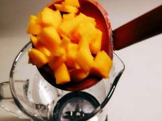 12、南瓜西米露,放入料理机加入糖。