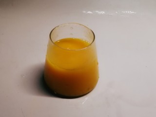 14、南瓜西米露,时间到，南瓜浓汁完成，倒入杯子里。