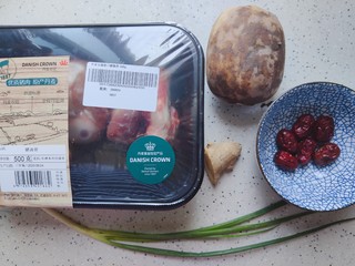 1、筒骨莲藕汤,首先我们准备好所有食材