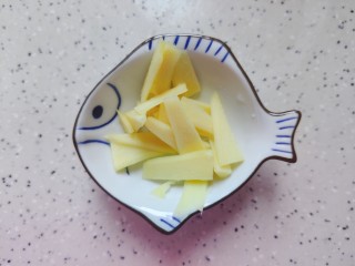 2、筒骨莲藕汤,生姜去皮洗净之后切成片