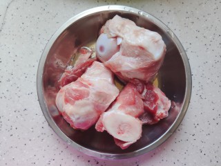 3、筒骨莲藕汤,猪筒骨洗净