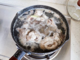 5、筒骨莲藕汤,放入猪筒骨,中大火煮7.8分钟