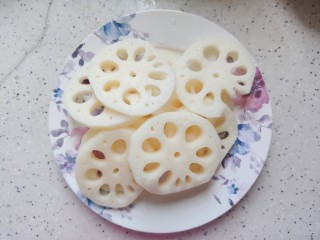 6、筒骨莲藕汤,这期间我们来处理其他食材,莲藕去皮洗净之后切成厚片