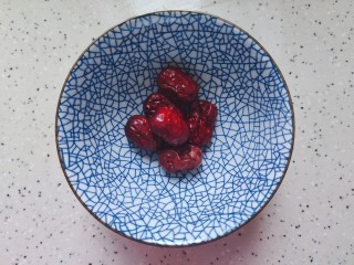 7、筒骨莲藕汤,红枣冲洗干净