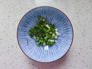 8、筒骨莲藕汤,小葱洗净之后切碎