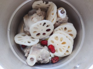 11、筒骨莲藕汤,放入莲藕和红枣