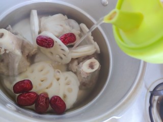 12、筒骨莲藕汤,加适量清水(我加了锅体的二分之一),并加少许料酒