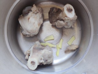 10、筒骨莲藕汤,放入高压锅,并放入剩余的姜片