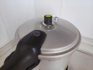 13、筒骨莲藕汤,高压锅搁置炉火上,盖上锅盖,大火开煮