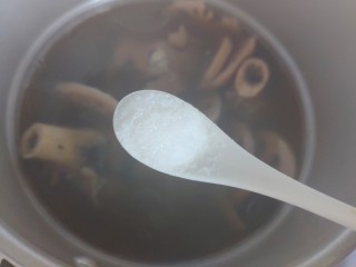 15、筒骨莲藕汤,煮好之后,待高压锅气阀降落,打开锅盖,加一小勺细盐