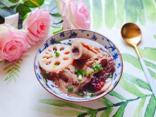19、筒骨莲藕汤,成品图