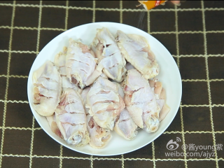 2、可乐鸡翅（懒人菜系列）,2、加入适量食盐。