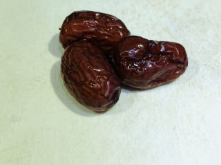 2、糖水鸡蛋,洗净；