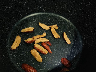 7、糖水鸡蛋,将将去核的红枣放入锅内煸炒；