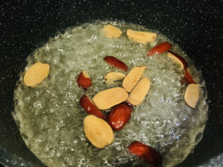 8、糖水鸡蛋,微焦时加入清水一碗；