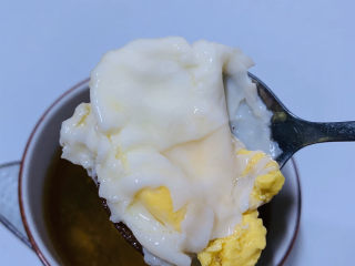 13、糖水鸡蛋,煮好的鸡蛋倒入碗内，搅拌均匀红糖；