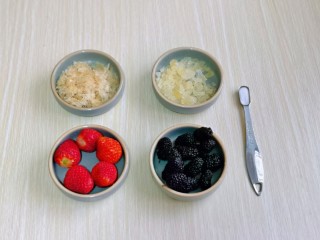 1、银耳水果羹,准备食材。