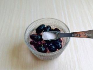 2、银耳水果羹,首先清洗水果，桑果冷水冲洗后，泡盐水。