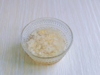 4、银耳水果羹,银耳冷水冲洗干净，再加入少量水泡2分钟。(这用的银耳是免泡的，所以只泡了2分钟)