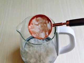 6、银耳水果羹,首先将金燕耳倒入LAICA养生净饮机中。