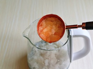7、银耳水果羹,加入冰糖，冰糖的量可以根据个人口味增减。
