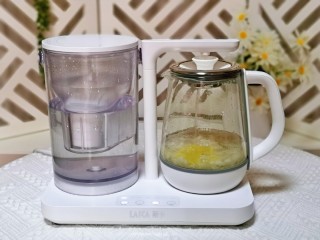 8、银耳水果羹,选择一键加水，将过滤好的水直接注入。