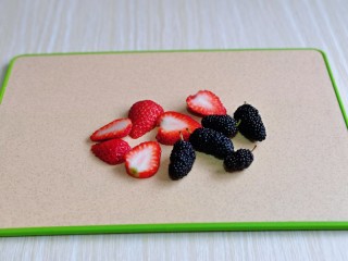 10、银耳水果羹,淋干水分的草莓切片儿。