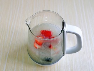 12、银耳水果羹,再加入切好的水果。