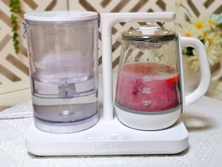 13、银耳水果羹,再次煮2分钟即可断电。