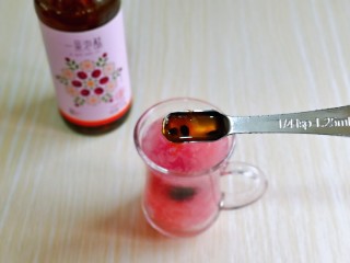 14、银耳水果羹,盛出加入一勺百香果醋。