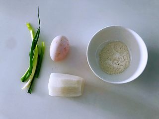 1、萝卜鸡蛋汤,准备食材。