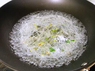 5、萝卜鸡蛋汤,加入萝卜丝略微翻炒几下,加入两碗清水。