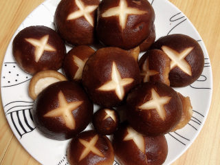 3、香菇板栗,香菇洗净，用小刀刻上十字印，这样比较好看。