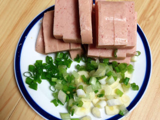 4、香菇板栗,火腿切粗条状、葱蒜切碎待用。