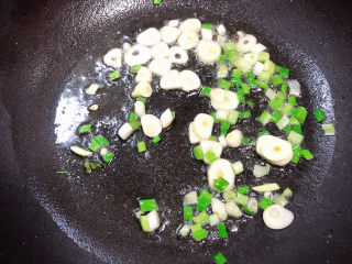 7、香菇板栗,放入葱蒜爆香。