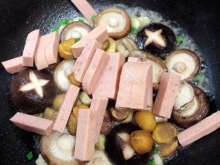 10、香菇板栗,再加入火腿条，慢慢翻炒，比较炒碎火腿。