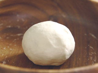 2、地锅鸡【曼食慢语】,将面粉揉成一个没有疙瘩的面团，包上保鲜膜醒一会儿