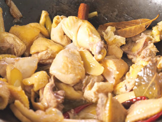 6、地锅鸡【曼食慢语】,下鸡块，加一点糖，翻炒至鸡皮表面微微发黄，下栗子，倒入米酒、生抽、蚝油、老抽，倒入开水没过所有食材，盖上锅盖，小火炖煮20-30分钟