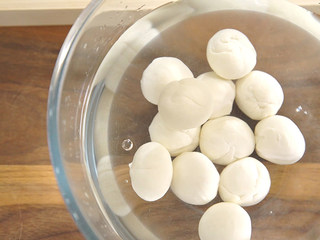 7、地锅鸡【曼食慢语】,醒好的面团揉搓一下，切分成12等份，把每份面团都搓成圆球，放入清水中泡一会儿