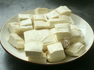 2、蚝油一口豆腐,豆腐切成小方块 。