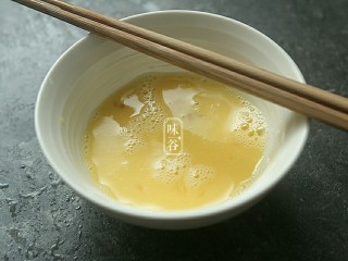 4、蚝油一口豆腐,鸡蛋打散 。