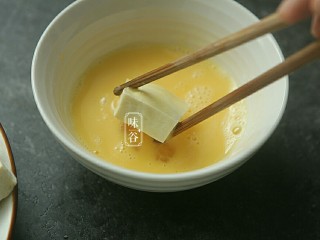 5、蚝油一口豆腐,先把豆腐在蛋液种浸一下 。