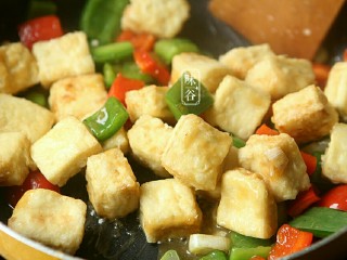 14、蚝油一口豆腐,最后倒入豆腐块快速翻炒至每个豆腐块都均匀沾上酱汁即可。