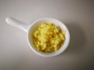 5、西红柿鸡蛋面（为爱下厨）,第五步：鲜姜切末，多吃点姜，对身体好！