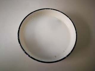 6、西红柿鸡蛋面（为爱下厨）,第六步：准备好，玉米淀粉，加水调糊，勾芡用。