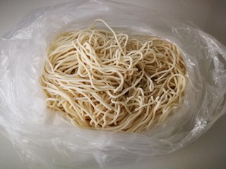 11、西红柿鸡蛋面（为爱下厨）,第十一步：鲜面条，水开下。不能凉水下，估计也没有像我这么笨的人，凉水下面条的吧！