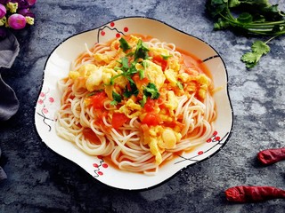 13、西红柿鸡蛋面（为爱下厨）,为爱下厨第一道面，西红柿鸡蛋面，就做好了！得了个100分，说明我还是有天赋的，哈哈！