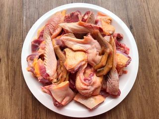 1、虎尾轮水鸭汤,首先买水鸭的时候，叫老板帮忙杀好，清理干净，剁成小块，拿回家清洗干净待用。