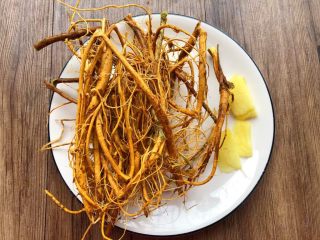 2、虎尾轮水鸭汤,把生姜去皮洗净切片，再把虎尾轮放到盆里清洗干净，沥干水待用。